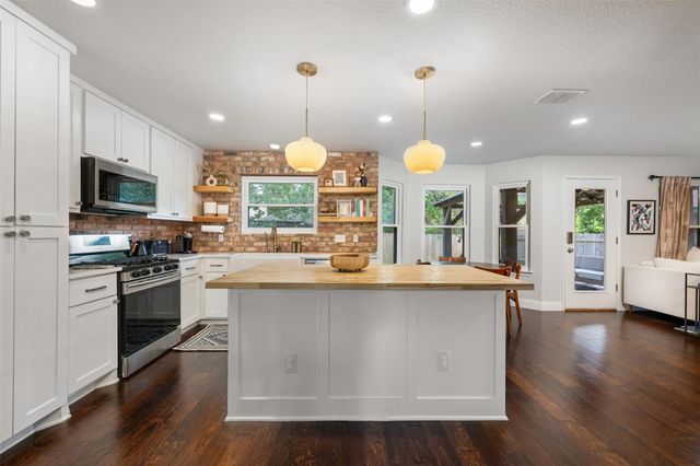 9313 Notches DR, Austin, TX 78748