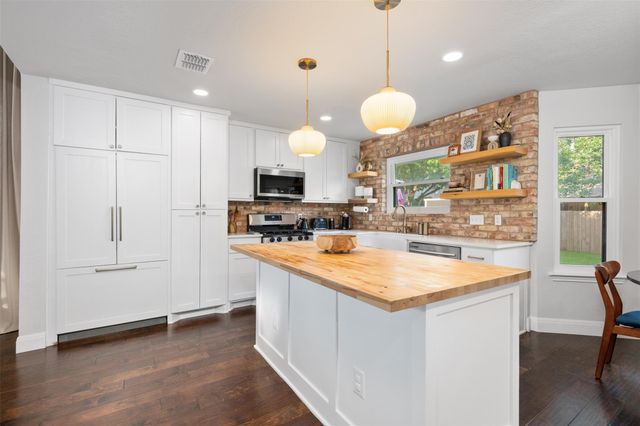 9313 Notches DR, Austin, TX 78748