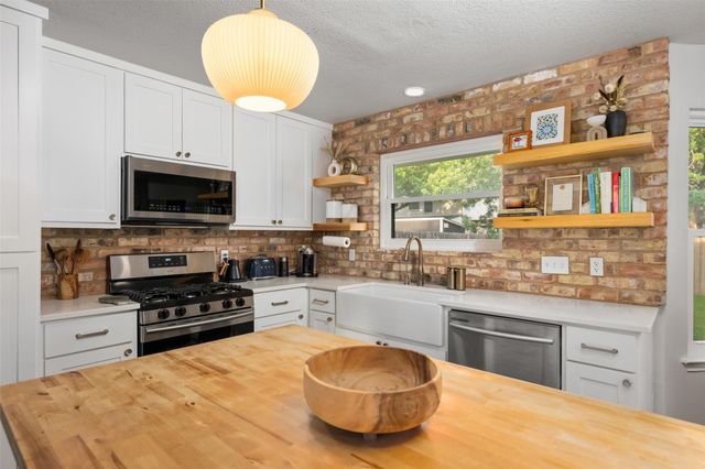 9313 Notches DR, Austin, TX 78748