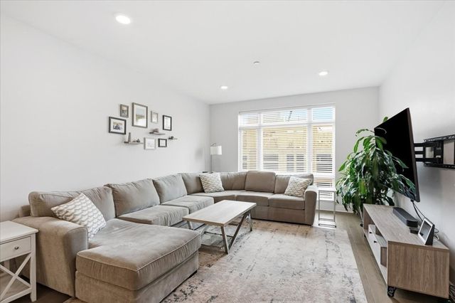 2 Cliveden St. 403E, Quincy, MA 02169