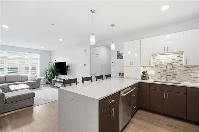 2 Cliveden St. 403E, Quincy, MA 02169