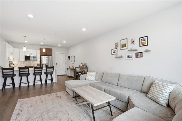 2 Cliveden St. 403E, Quincy, MA 02169