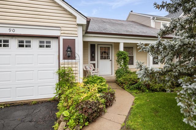 90 Sandhurst Road, Mundelein, IL 60060