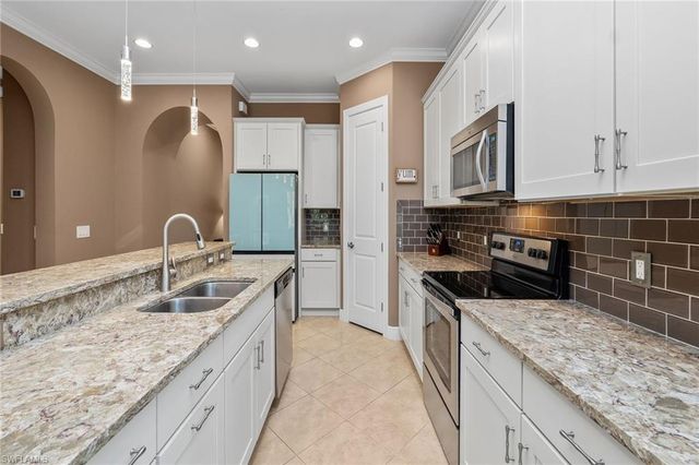 1286 Manado DR, Naples, FL 34113