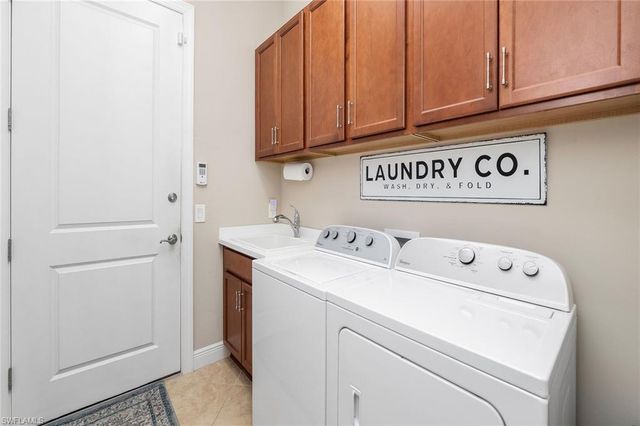 1286 Manado DR, Naples, FL 34113