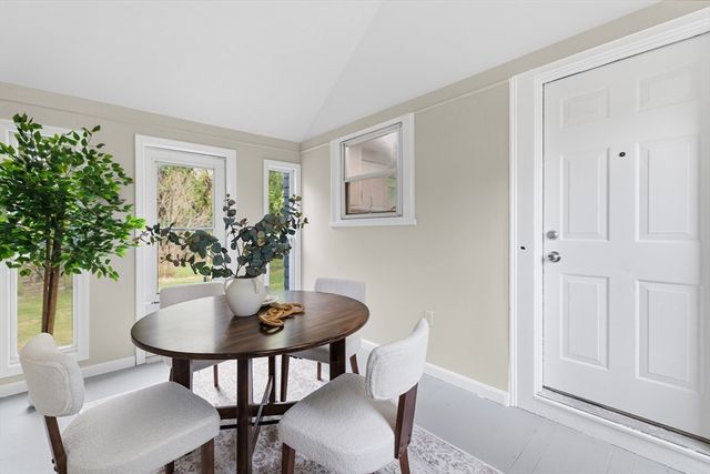 22 Balmoral Ct, Seekonk, MA 02771