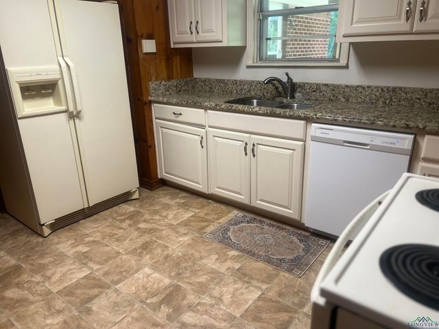 302 E Carolanne, Marshall, TX 75672