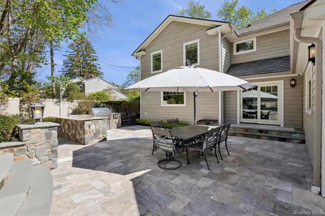 10 Kingfisher Drive, Smithtown, NY 11787