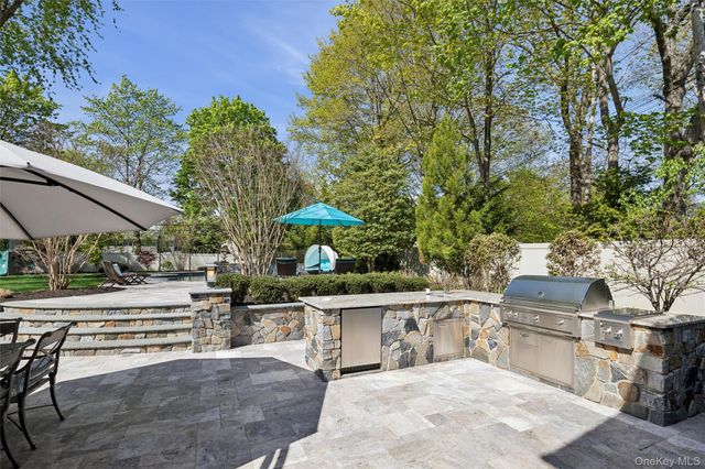 10 Kingfisher Drive, Smithtown, NY 11787