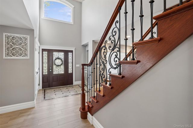 10 Kingfisher Drive, Smithtown, NY 11787
