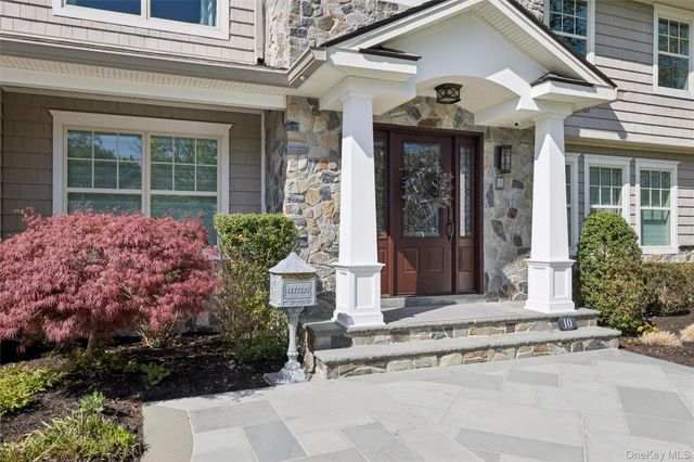 10 Kingfisher Drive, Smithtown, NY 11787