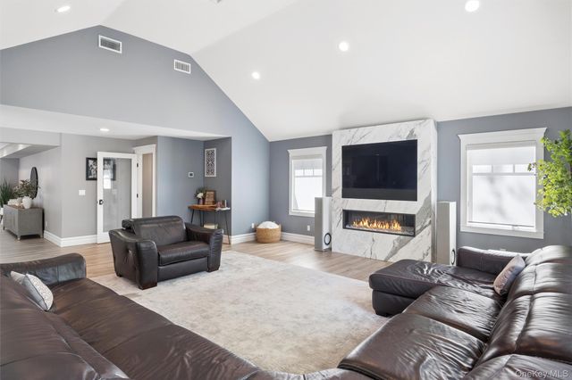 10 Kingfisher Drive, Smithtown, NY 11787