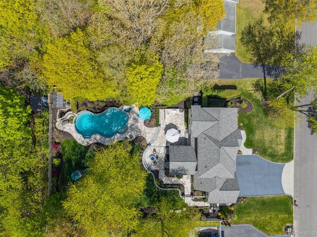 10 Kingfisher Drive, Smithtown, NY 11787