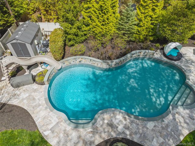 10 Kingfisher Drive, Smithtown, NY 11787