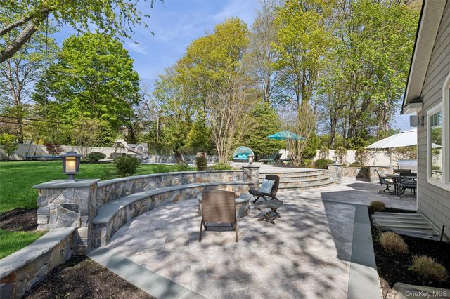 10 Kingfisher Drive, Smithtown, NY 11787