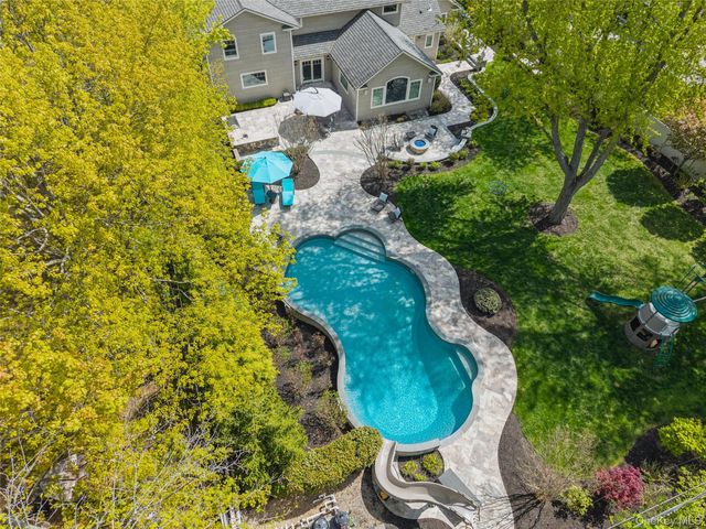 10 Kingfisher Drive, Smithtown, NY 11787