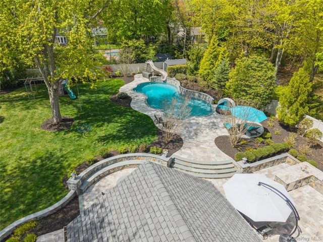 10 Kingfisher Drive, Smithtown, NY 11787