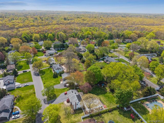 10 Kingfisher Drive, Smithtown, NY 11787