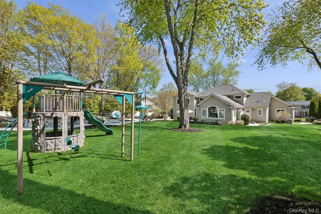 10 Kingfisher Drive, Smithtown, NY 11787