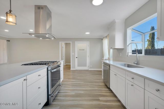 896 Moffatt Circle, Simi Valley, CA 93065