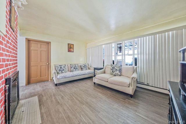 24 Beacon Lane, Hicksville, NY 11801