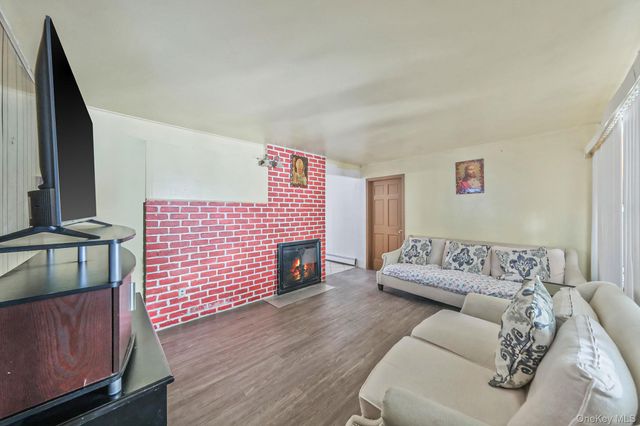 24 Beacon Lane, Hicksville, NY 11801