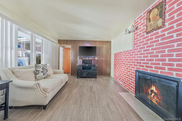 24 Beacon Lane, Hicksville, NY 11801