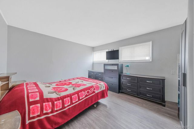 24 Beacon Lane, Hicksville, NY 11801