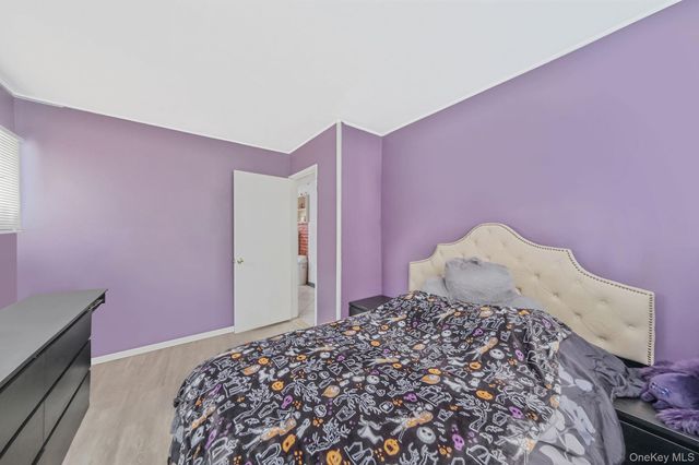 24 Beacon Lane, Hicksville, NY 11801