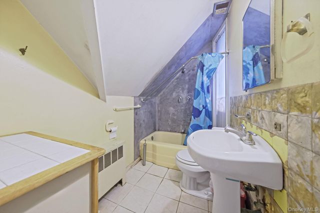 24 Beacon Lane, Hicksville, NY 11801