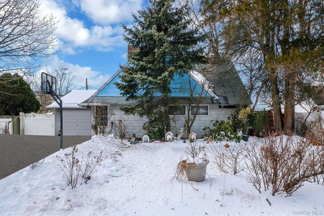 24 Beacon Lane, Hicksville, NY 11801