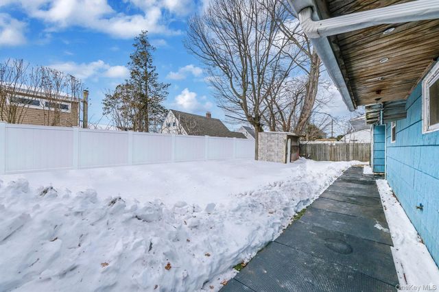 24 Beacon Lane, Hicksville, NY 11801