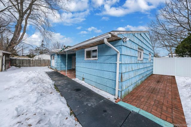 24 Beacon Lane, Hicksville, NY 11801