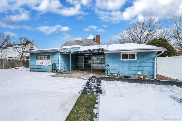 24 Beacon Lane, Hicksville, NY 11801