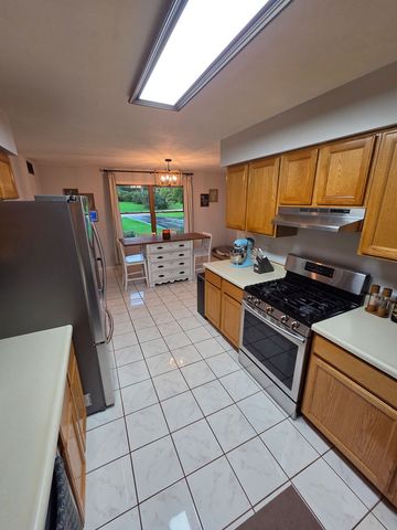 6775 Skyview Trail, Roscoe, IL 61073