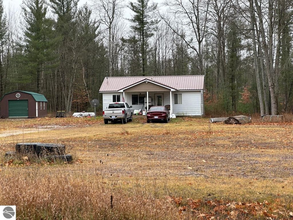 Image 4 of property listing at 220 E Sanborn Road, Lake City, MI 49651