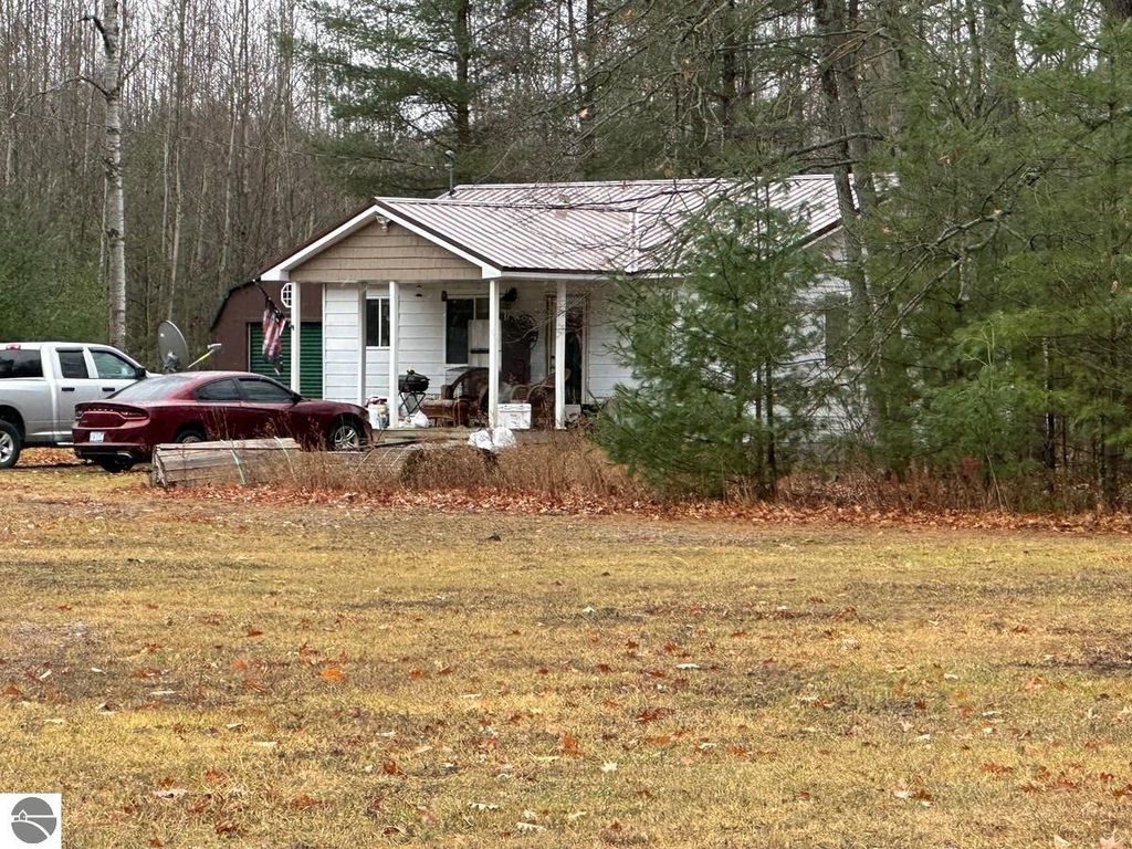 Image 7 of property listing at 220 E Sanborn Road, Lake City, MI 49651