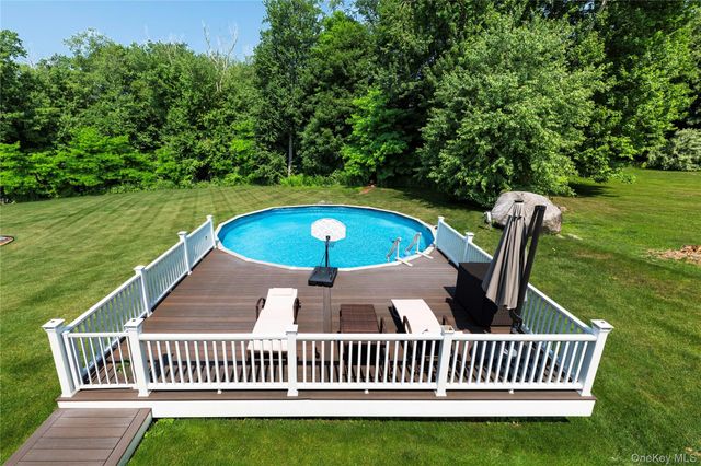 16 Noble Court, Mahopac, NY 10541