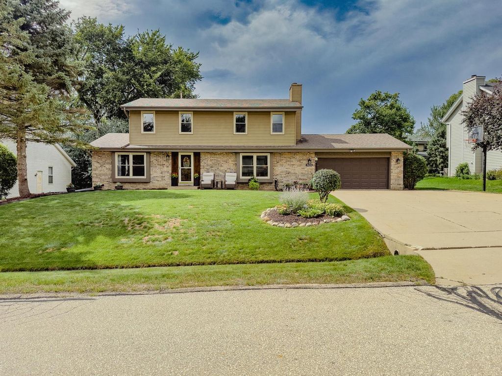 3655 S Sandalwood DRIVE, New Berlin, WI 53151