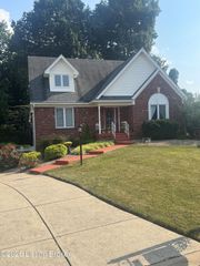 7730 Cottage Cove Way, Louisville, KY 40214