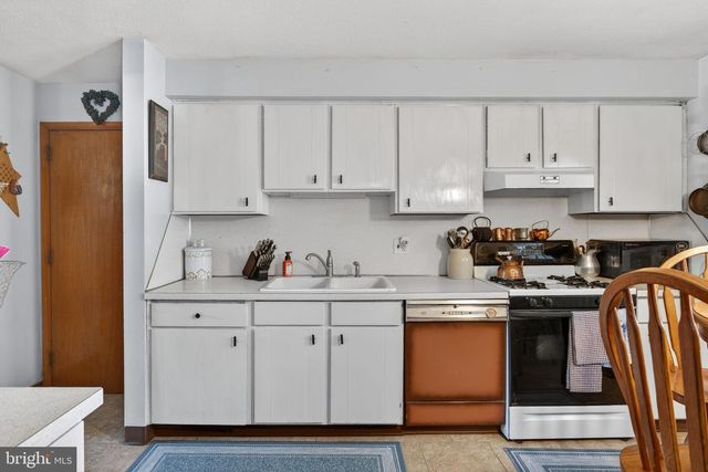 2139 TWIN BROOKS DR, York, PA 17408