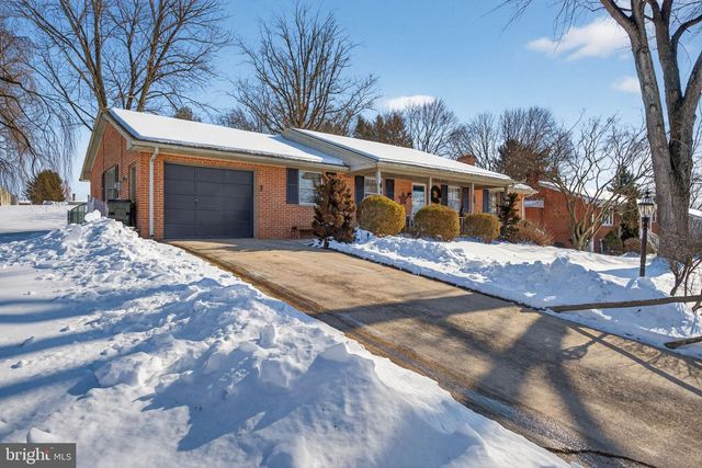 2139 TWIN BROOKS DR, York, PA 17408