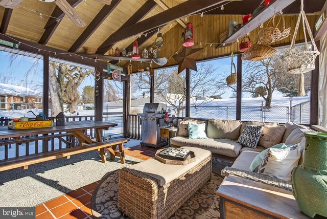 2139 TWIN BROOKS DR, York, PA 17408