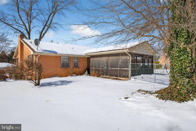 2139 TWIN BROOKS DR, York, PA 17408