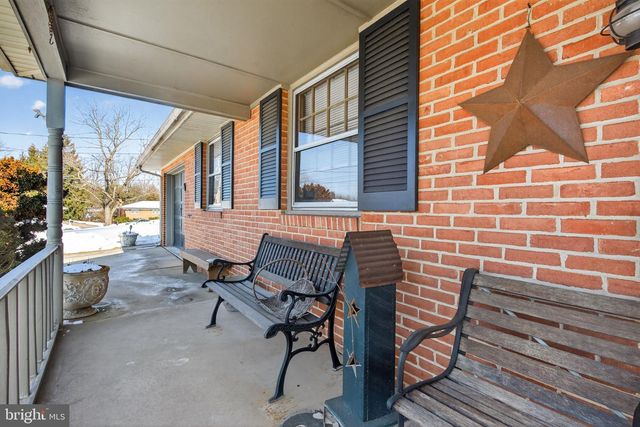 2139 TWIN BROOKS DR, York, PA 17408