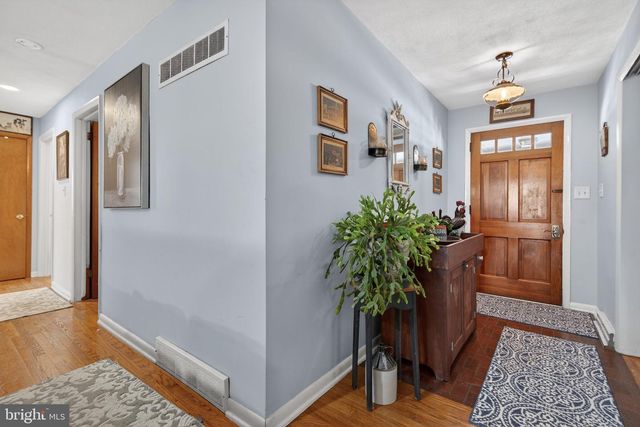 2139 TWIN BROOKS DR, York, PA 17408