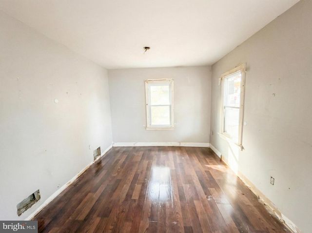 704 WESLEY AVE, National Park, NJ 08063