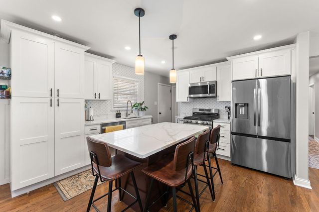 525 W 56th Place, Merrillville, IN 46410