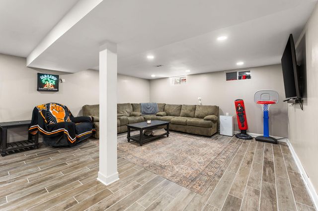 525 W 56th Place, Merrillville, IN 46410
