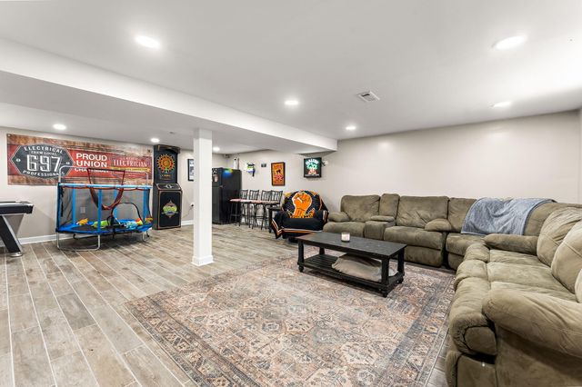 525 W 56th Place, Merrillville, IN 46410